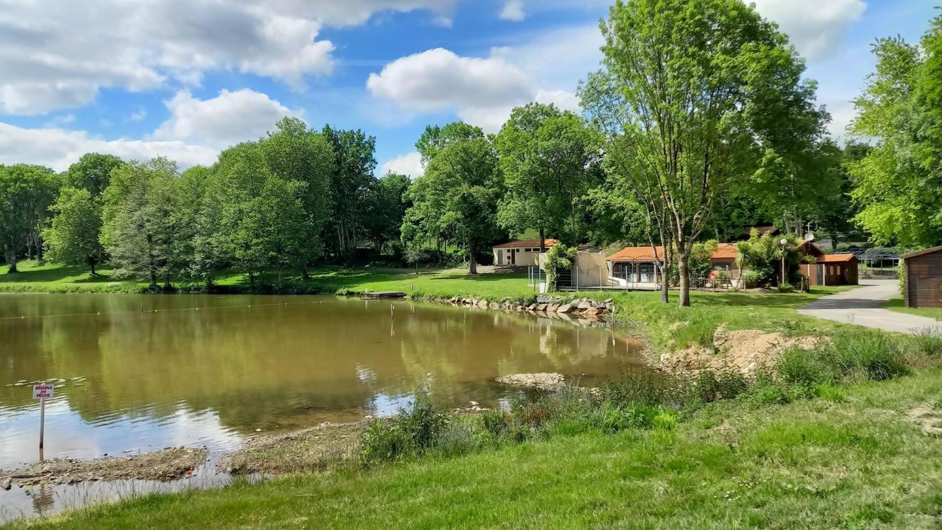 Chalet Simple Au Camping L'Etruyere Au Lac La Tardiere Екстер'єр фото